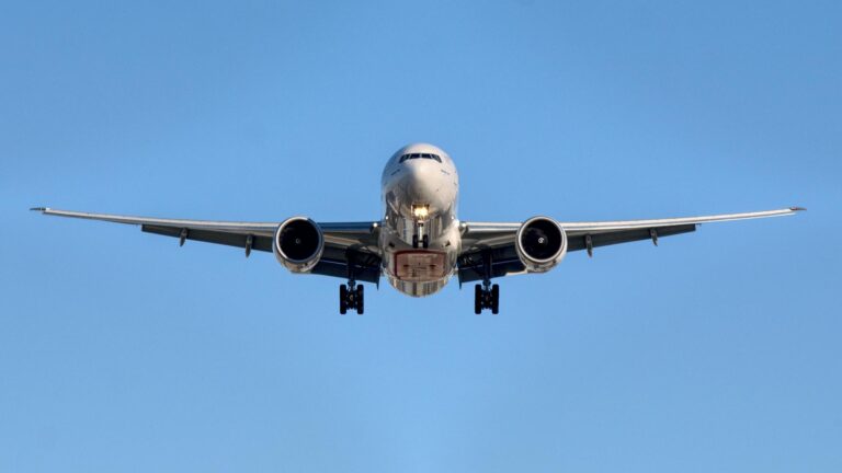 Lotnicze podróże pasażerskie między USA a Europą wzrosły o ponad 200 proc.